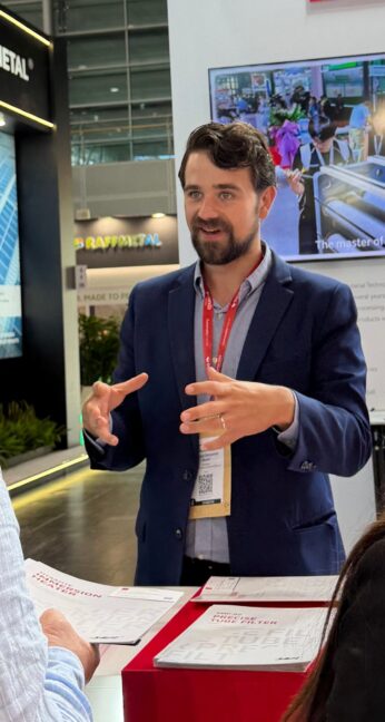 Nicolas Bauer auf der Messe Nicolas Bauer im Gespräch am Messestand eines chinesischen Ausstellers